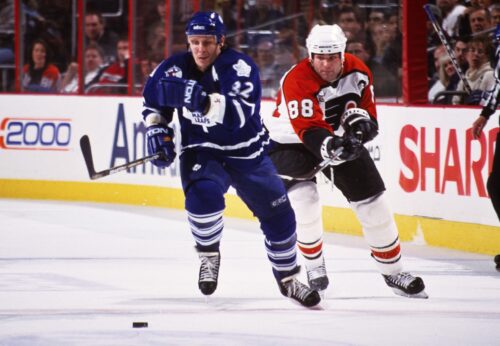 
Unknown Date, 1999; Philadelphia, PA, USA; FILE PHOTO; Toronto Maple Leafs right wing Steve Thomas (32) in action against Philadelphia Flyers center Eric Lindros (88) at First Union Center. Mandatory Credit: Lou Capozzola-USA TODAY NETWORK

