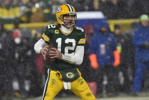 Aaron Rodgers Opts to Stay in Green Bay
